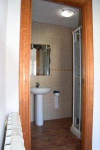 Koupelna v ubytování Apartamentos Arredondo + 37 fotografií
