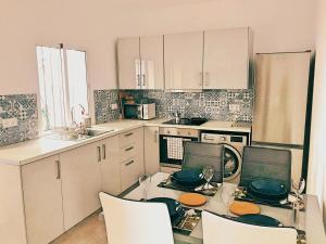 Kuchyňa alebo kuchynka v ubytovaní Town House with Patio in Quiet Residential Area 10 Min from Beach