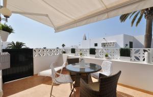 a patio with a table and chairs on a balcony at Bungalow Naïla in Puerto del Carmen