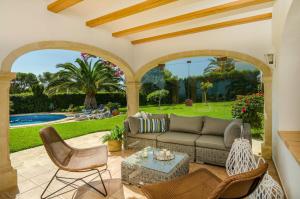 Balcon del MarにあるVilla Miramar, Luxury Villa Rental - Javeaのパティオ(ソファ、椅子、プール付)