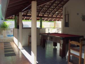 uma mesa de sinuca no meio de uma sala em Casa Temporada Daniel- Olímpia SP em Olímpia