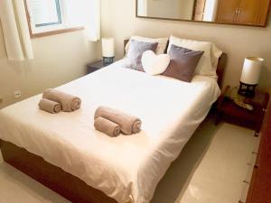 ein Schlafzimmer mit einem großen Bett mit Handtüchern darauf in der Unterkunft TAURO GOLF & BEACH VILLA in Mogán + 40 Fotos