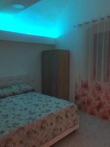 una camera con letto e luce blu di appartamento rocchetta a Ventimiglia