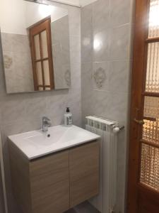 bagno con lavandino e specchio di appartamento rocchetta a Ventimiglia