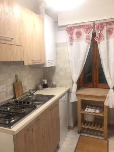 una cucina con lavandino e piano cottura di appartamento rocchetta a Ventimiglia