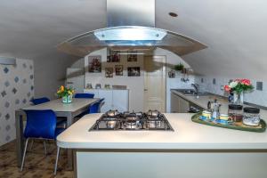 a kitchen with a stove top in a kitchen at Casa Katy in Siena