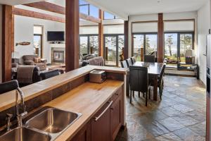 een keuken en een woonkamer met een tafel en stoelen bij Black Rock Ridge in Ucluelet