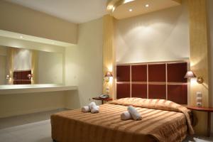 1 dormitorio con 1 cama con 2 almohadas en Panorama Hotel Apartments, en Rodas
