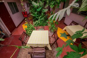 una vista aérea de una mesa y sillas en un patio en Hotel Petenchel, en Flores