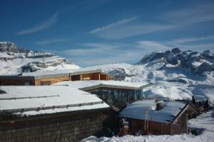BocenagoにあるCasa Lisetta CIPAT ZERO22018-AT-ZERO53007の雪山を背景にしたスキー場