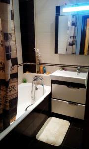 y baño con lavabo, bañera y espejo. en Apartments on Pechersk en Kiev