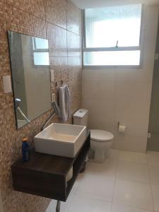 bagno con lavandino e servizi igienici di Apartamento frente mar a Balneário Camboriú