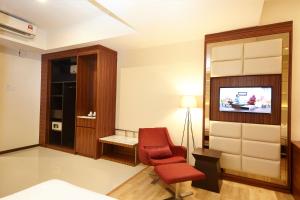 TV a/nebo společenská místnost v ubytování Hotel Six Seasons @ Mid Valley
