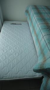 a mattress sitting on a bed in a room at Prainha Aconchegante apto de quarto e sala com vista para o mar in Arraial do Cabo