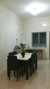 a table and chairs in a room with a kitchen at Golden Hill Double Storey Homestay at Night Market in Cameron Highlands