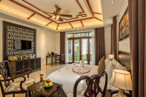 TV a/nebo společenská místnost v ubytování Hoi An Emotion Boutique Villa