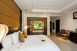 Postel nebo postele na pokoji v ubytování Hoi An Emotion Boutique Villa