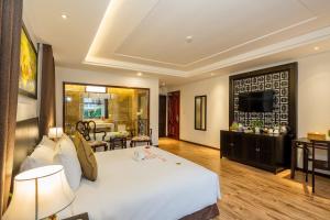 Postel nebo postele na pokoji v ubytování Hoi An Emotion Boutique Villa + 37 fotografií