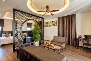 Postel nebo postele na pokoji v ubytování Hoi An Emotion Boutique Villa