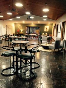 una sala con tavoli, sedie, tavoli e sedie di Wudinna Gawler Ranges Motel and Caravan Park a Wudinna