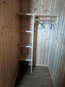 ヤイロにあるGranbuの木の壁に木製の棚が備わる部屋