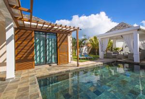 a villa with a swimming pool and a gazebo at Marosalie in Pereybere