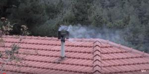 einen Rauchstapel auf einem roten Kacheldach in der Unterkunft Graneroverde Resort in Al Qbayyāt
