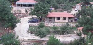 ein Auto steht vor einem Haus in der Unterkunft Graneroverde Resort in Al Qbayyāt