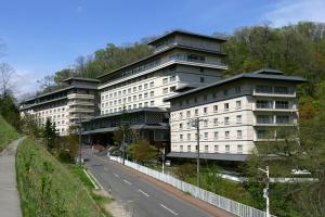 登别登别石水亭温泉酒店的路边的一栋白色大楼