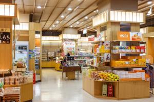 日式旅馆内部或周边的超市或其他商店