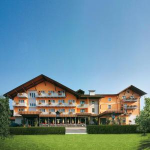 un gran edificio de apartamentos con césped en Hotel Pachernighof, en Velden am Wörthersee