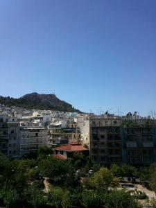 アテネにあるSavvasの建物と山を背景にした都市