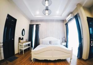 Postel nebo postele na pokoji v ubytování Stella Pool Villa at Marino khaoyai