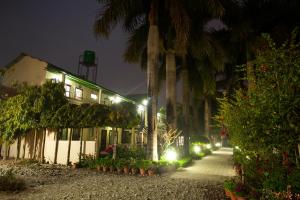Kebun di luar Sauraha Resort