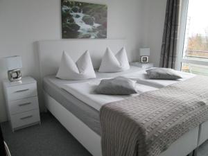 ザンクト・アンドレーアスベルクにあるHotel Skandinaviaのベッドルーム1室(大型ベッド1台、白いシーツ、枕付)