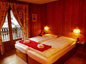 Postel nebo postele na pokoji v ubytování Albergo Alpenrose Ski&Bike Mountain Hotel