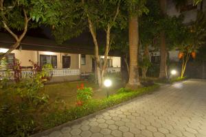 Kebun di luar Sauraha Resort