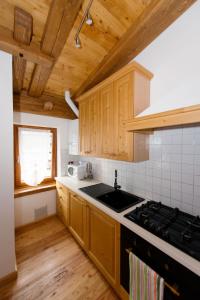 Kuchyň nebo kuchyňský kout v ubytování Albergo Diffuso Dolomiti