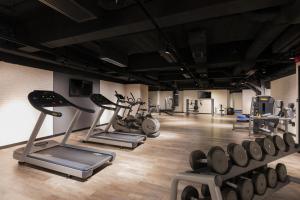 Pentahotel Hong Kong, Tuen Mun的健身中心和/或健身设施