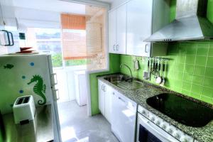 サン・フェリウ・デ・ギホルスにあるB24153 Ed. Marinadaの緑豊かなキッチン(シンク、冷蔵庫付)