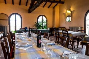una sala da pranzo con tavolo, piatti e bottiglie di vino di Everland a Varsi