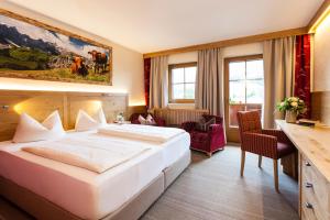 Uma cama ou camas num quarto em Hotel Kaiser in Tirol