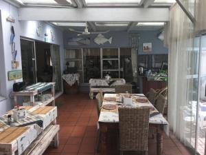 En restaurang eller annat matställe på Isle La Breeze Guest House
