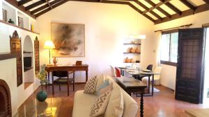 - un salon avec un canapé et une table dans l'établissement Quiet House in Malaga, à Malaga