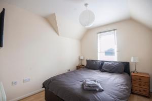 a bedroom with a bed and a window at 7 Varis Apartments in Forres