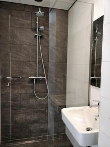 bagno con doccia, lavandino e servizi igienici di Antonius Hoeve a Oudenbosch