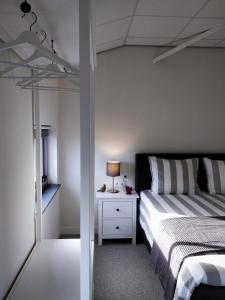 ein Schlafzimmer mit einem Bett und einer Lampe auf einem Nachttisch in der Unterkunft Antonius Hoeve in Oudenbosch