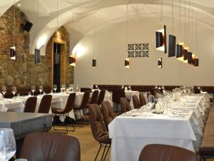 Restoran või mõni muu söögikoht majutusasutuses Hotel Maribor, City apartments +37 fotot