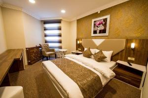 Ένα ή περισσότερα κρεβάτια σε δωμάτιο στο Kars-i Si̇ri̇n Otel