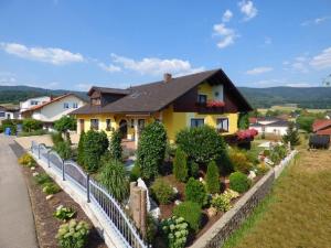 a house with a garden in front of it at Landhaus Simon in Gleißenberg